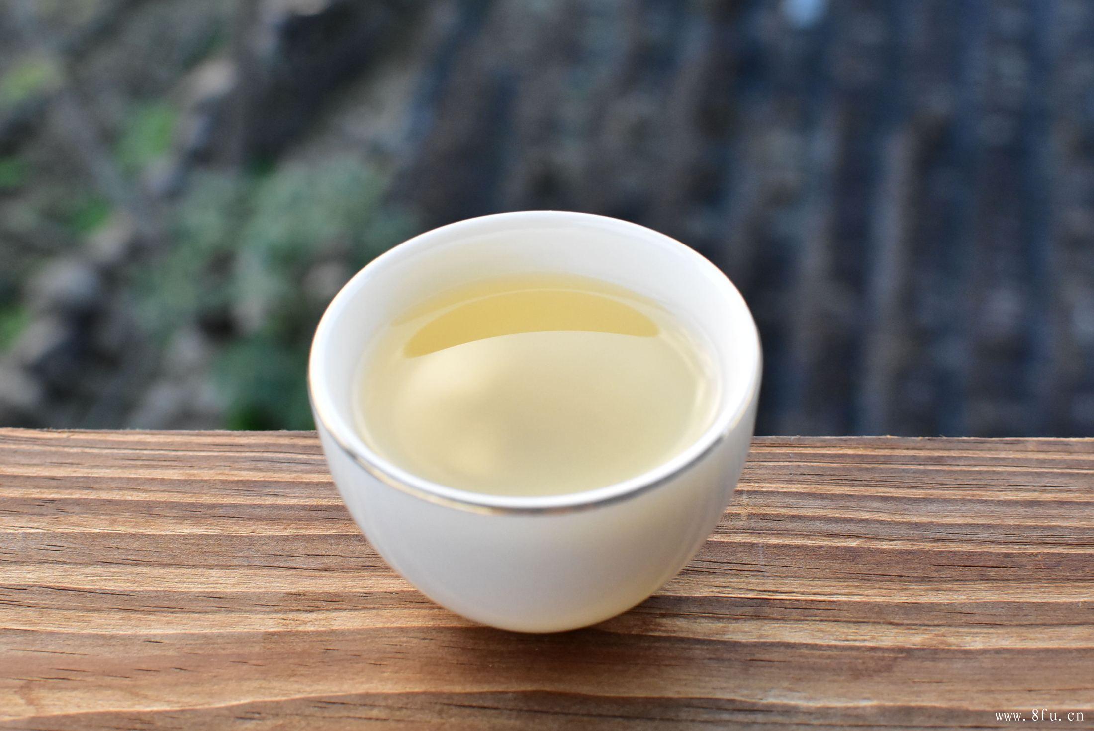福鼎白茶萎凋方式主要是室外萎凋,白茶采摘时间