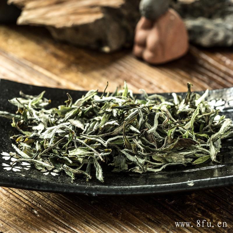 
白茶制作工艺较为简朴，保留了大自然本味.若是存放得当，白茶在时间静静转化中，黄酮类化合物等成分可以增强毛细血管的抵抗性，提高血管的通透性和血液运载能力。对于现代生活富足之后，特别是不少患有高血糖、高血脂一类富贵病的人群来说，健康合理的饮用老白茶，有非常好的保健功效。茶爱好者都知道，想要品好茶，不仅要求茶叶品质过关，当然还需要大家掌握正确的泡法。这样才能冲泡出醇香口感的好茶。
