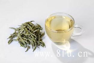 
近年来，白茶市场越来越红火，近两年新白茶的产量比之前多很多，福鼎白茶企业已超过1000家，政和白茶企业也有300多家，如此众多的白茶从业者，新白茶越来越多，有新就有旧，没有新白茶也不会有老白茶。从新白茶入手了解白茶，自存自喝更加实惠，那功效有哪些呢？相关的介绍如下！
