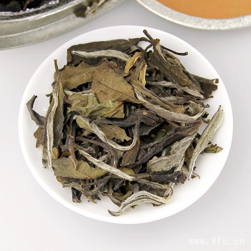 
在茶叶市场鱼龙混杂的现在，很多质量麻麻的茶叶都敢开出天价，尤其是被炒得价比千金的陈年普洱茶和老白茶。高品质的茶叶如武夷正山小种红茶和西湖龙井茶等，这些茶叶的价格也都越来越高，但是普通白茶的价格一直算是居中，在茶叶之中算是比较平价的茶叶了，因此，了解白茶的产区是很关键的，相关的介绍如下！
